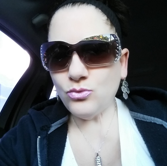 Meet your Posher, Lori - Picture 2 of 2